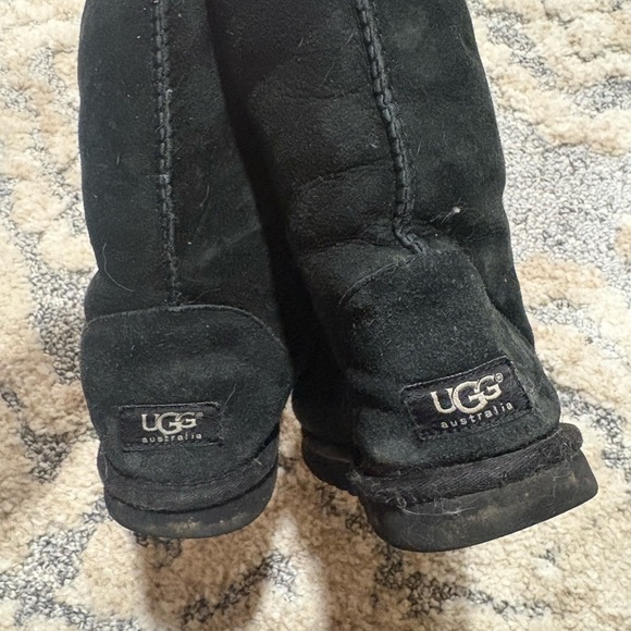 black UGG classic short boots - Picture 4 of 5
